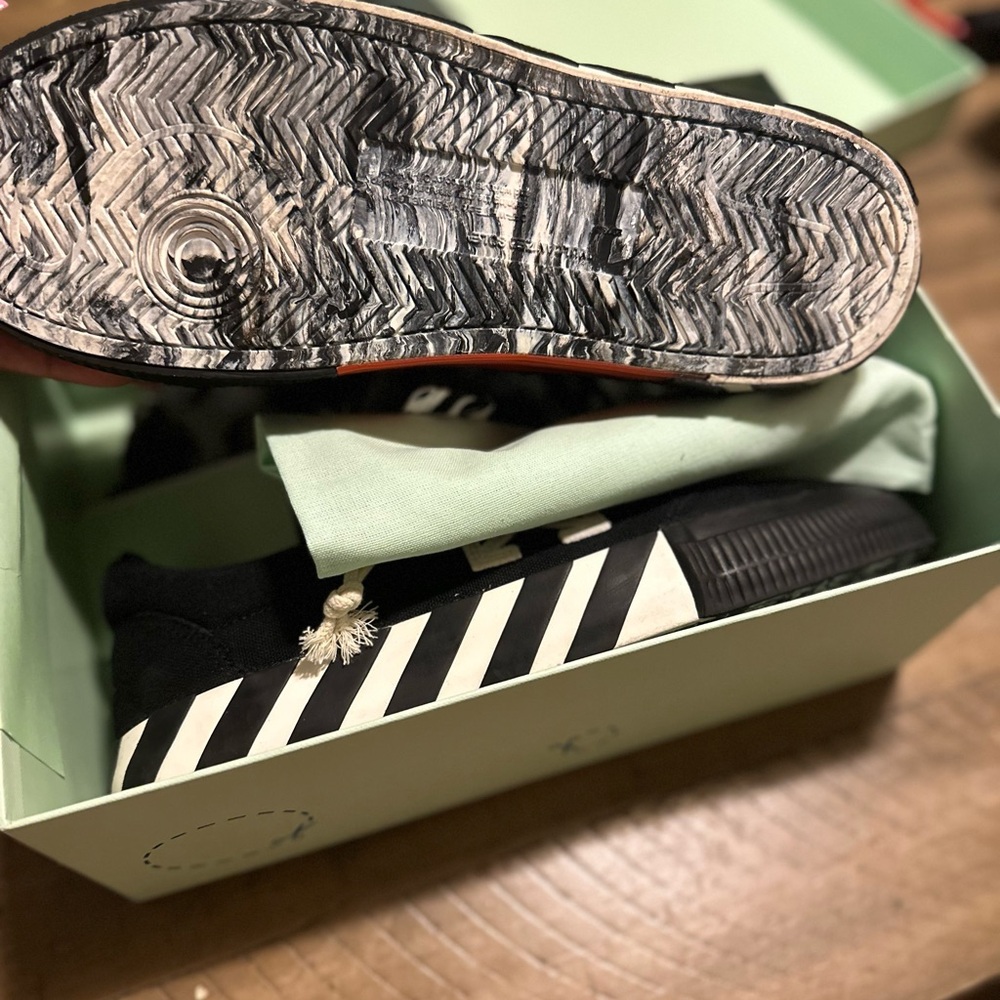 Off-White c/o Virgil Abloh Black & White. Size 42.